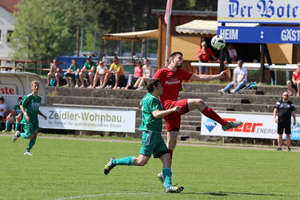Im Gegensatz zur ersten Mannschaft musste die TSV-Reserve (rote Trikots) am Sonntag eine Pleite gegen die Gäste aus Berg hinnehmen.