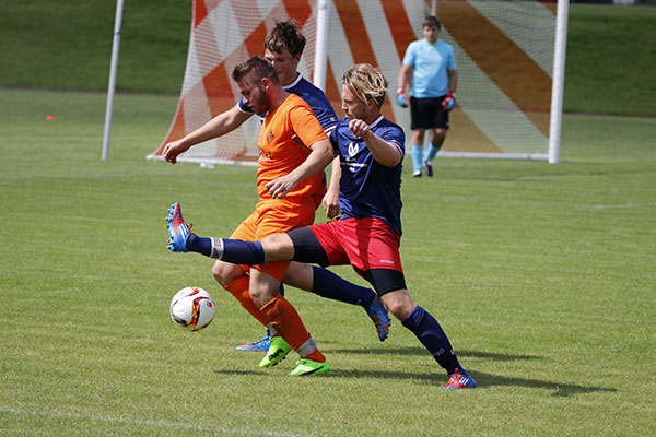 Nach der Auftaktniederlage konnte Absteiger TSV Feucht (orange Trikots) jetzt daheim den ersten Saisonsieg einfahren.