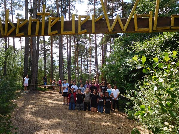 Gruppenfoto am Eingang zum Abenteuerpark